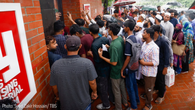 জুলাই স্মৃতি জাদুঘরে দর্শনার্থীদের ঢল, দীর্ঘ লাইনে অপেক্ষা